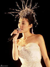 组图：王菲离婚后现身 过往奇装异服造型盘点