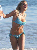 组图：名模凯亚娜半裸入海 手遮G奶泄春光