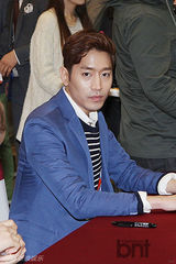 组图：神话绅士装亮相签名会 申彗星金发阳光