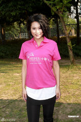 组图：伏明霞一家四口亮相 与李小鹏夫妇合影