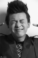 组图：李佳航黑白大片 欢乐鬼脸搞笑卖萌