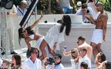 组图：F1总裁千金大婚奢靡派对 吻同性入水走光