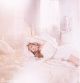 组图：滨崎步白纱唯美写真 衣带渐宽性感露香肩