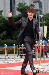 组图：金在中红毯脱衣吐舌逗粉丝 获奖感谢自己