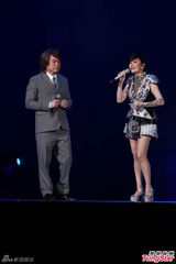 组图：江蕙演唱会造型似黄金圣衣 舞台绚丽迷幻