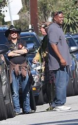 组图：约翰尼-德普穿印第安服装参加亲子活动