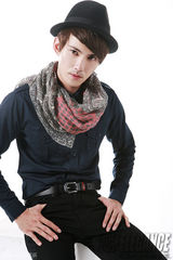 组图：徐正曦登杂志封面 多面风格展现男儿本色