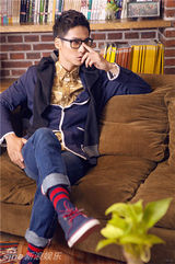 组图：蒋劲夫学院风接受访问显文艺复古范儿