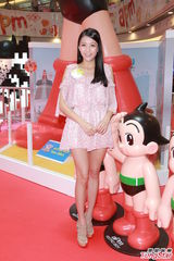 组图：陈嘉桓粉裙亮相秀长腿 称自己靠画画减压