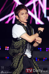 组图：2NE1SHINee精彩表演犹如club热辣气势