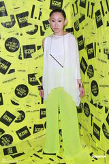 组图：何韵诗出席活动穿着个性 内地演贾宝玉