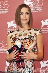 组图：《危险方法》记者会 奈特莉花裙黑超抢眼