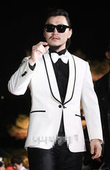 组图：杨东根黑超亮相大钟红毯 亲切给粉丝签名