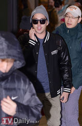 组图：众星结束金唱片返韩 具荷拉素颜SJ裹冬衣