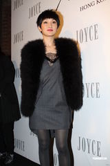 组图：周迅霍思燕出席品牌晚会 毛皮外套驱寒保暖