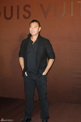 组图：古天乐拄拐杖助阵酒会 因在家下楼梯摔伤