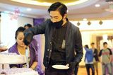 组图：网曝俞灏明2012年庆生照 戴口罩拥抱粉丝
