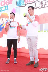 组图：准爸爸陈豪看书学照顾宝宝 向好友取经