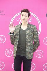 独家高清：李玹雨鲁敏宇等为首尔时装周站台