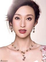 组图：张俪名媛气质写真显高贵 装点秋日阳光