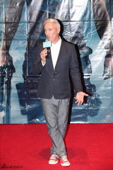 组图：《惊天危机》导演三毁白宫 秀水街买内衣