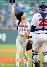 组图：韩国女艺人Clara担任棒球比赛开球嘉宾
