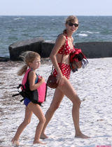 组图：泰勒与男友海滩牵手 波点泳装保守