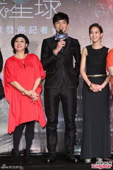 组图：郑元畅挑战多重人格 拖张钧甯“下水”