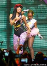 组图：麻辣鸡个唱粉丝强行上台 与保镖激烈扭打