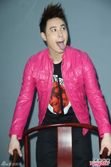 组图：潘玮柏摇下体跳哈林摇 对新恋情没有期待