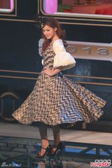 组图：港姐欧式复古礼服亮相 急智环节各显神通