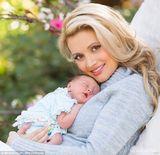 组图：花花公子超模麦迪森秀爱女照片 取名彩虹