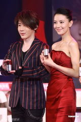 组图：高圆圆携手刘谦变魔术 新片直面“人肉搜索”