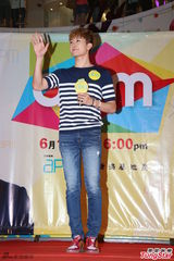 组图：SJ-M周觅推个人新书 愿做肌肉男拍写真集