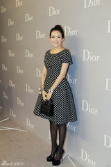 组图：章子怡简洁装扮亮相唇红齿白微笑甜美