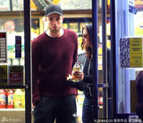 组图：暮光情侣超市买零食 小两口感情稳定