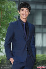 组图：郭雪芙清凉夏装宣传新剧 与刘以豪默契