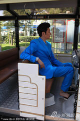 组图：冯绍峰带伤拄拐似绅士 悠闲坐观光车逛沙滩