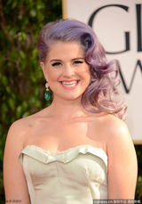 组图：金球红毯女星拼胸器 抹胸深V亮人眼