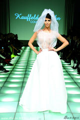 组图:德足球宝贝舍费尔半裸穿婚纱走秀性感火辣