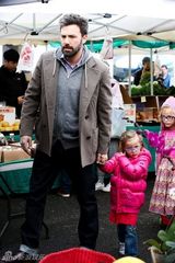 组图：本-阿弗莱克牵两女儿逛集市奶爸范儿十足