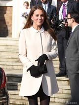 组图：凯特探访儿童慈善机构 获赠可爱毛绒玩具