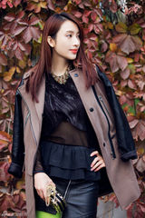 组图：张俪深秋街拍大片玩转英伦复古风