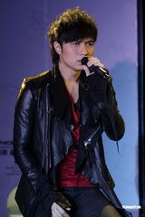 组图：古巨基三年磨一剑再发声 张柏芝令其请客