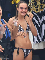 组图：蕾哈娜揩油新晋超模 咸猪手抚臀