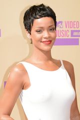 组图：小天后蕾哈娜优雅白裙扮女神