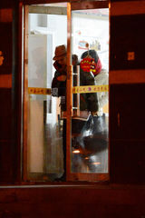 组图：安以轩现身平民小吃店 浓妆艳抹无人识