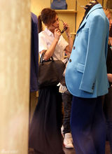 组图：维多利亚带儿子游玩 小潮男星样十足