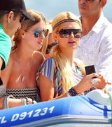 幻灯图：希尔顿姐妹法国度假 穿性感比基尼玩跳板