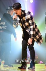 组图：Rain复出舞台彩排 耍帅卖萌魅力不减